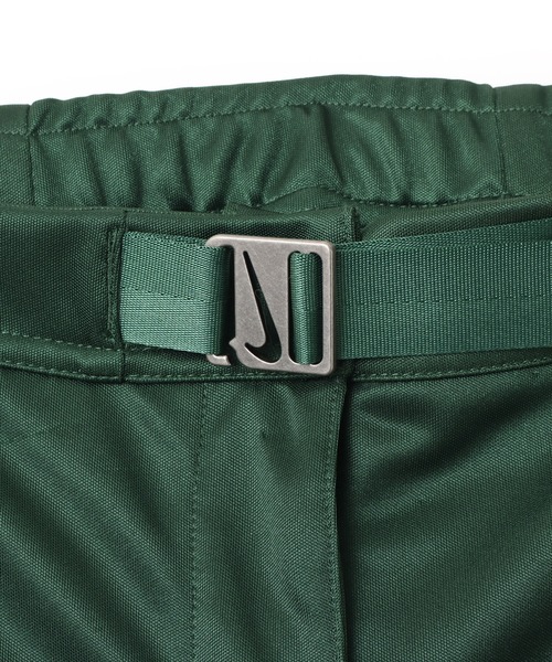 NIKE(ナイキ)の「NIKE WMNS NSW BELTED PINTUCK PANT / ナイキ ウィメンズ ルーズ ミッドライズ ベルト付き ピンタックパンツ【SP】(その他パンツ・レディース・グリーン/ブラック・S/L/M)」の5枚目の写真