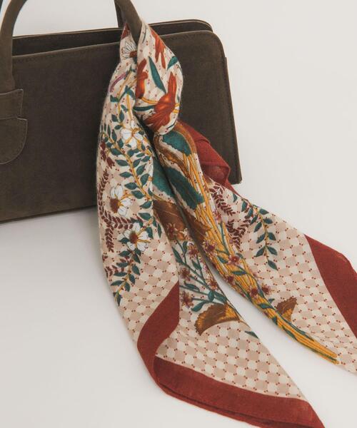 KBF（ケイビーエフ）の「ヴィンテージフラワースカーフ（バンダナ/スカーフ・レディース・レッド/オレンジ・ONE）」の3枚目の写真