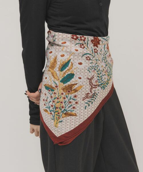 KBF（ケイビーエフ）の「ヴィンテージフラワースカーフ（バンダナ/スカーフ・レディース・レッド/オレンジ・ONE）」の5枚目の写真