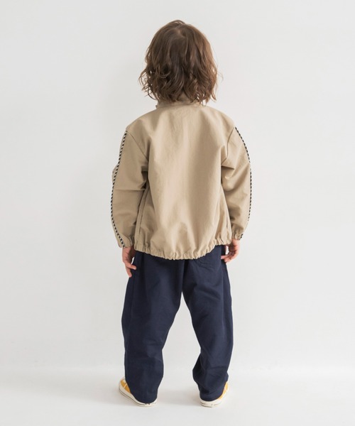 DRC branshes(ディーアールシーブランシェス)の「【WEB限定/DRC】撥水加工袖ラインナイロンジャケット(ナイロンジャケット・キッズ・ブルーグレー/ブラック/ベージュ・150/100/120/130/140/110)」の17枚目の写真