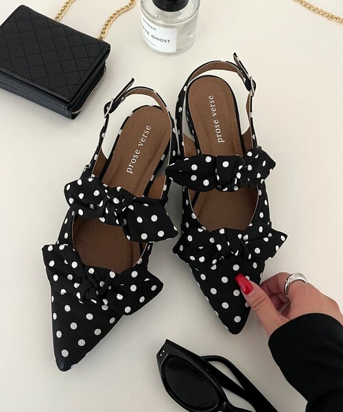 prose verse（プロズヴェール）の「Wストラップリボンミュール（パンプス・レディース・ブラック/レッド系その他/ブラック系その他・X-LARGE/LARGE/MEDIUM/SMALL）」の2枚目の写真