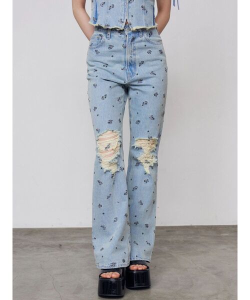 EMODA(エモダ)の「クラッシュフレアデニム(デニムパンツ・レディース・ライトブルー/インディゴブルー/ブラウン・MEDIUM/SMALL)」の17枚目の写真