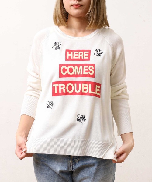 RNA(アールエヌエー)の「K2167 カムズロゴプリントセーター(ニット/セーター・レディース・キャメル/ブラック/アイボリー・MEDIUM)」の2枚目の写真