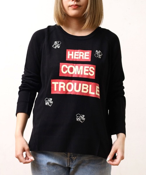 RNA(アールエヌエー)の「K2167 カムズロゴプリントセーター(ニット/セーター・レディース・キャメル/ブラック/アイボリー・MEDIUM)」の1枚目の写真