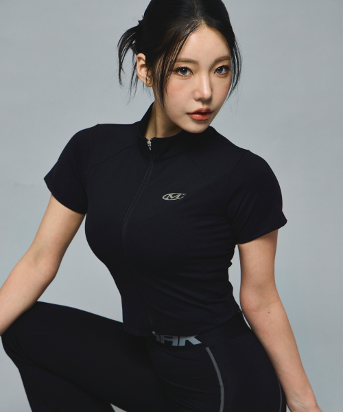 MIHAK(ミハク)の「メタルロゴショートスリーブジップアップジャケット(BLACK)(ジャージ・レディース・その他・1/2)」の4枚目の写真