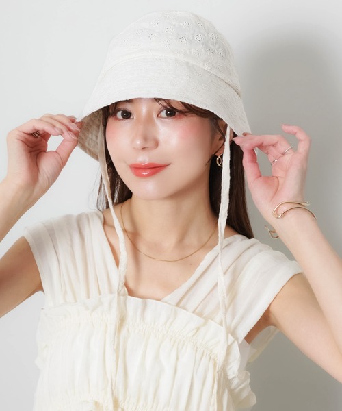 Riberry（リベリー）の「アイレット刺繍バケットハット（ハット・レディース・ブラック/アイボリー・FREE）」の4枚目の写真