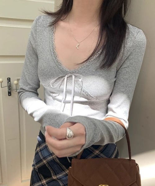 Emilie(エミリー)の「レースリボンロンT(Tシャツ/カットソー・レディース・グレー・FREE)」の2枚目の写真
