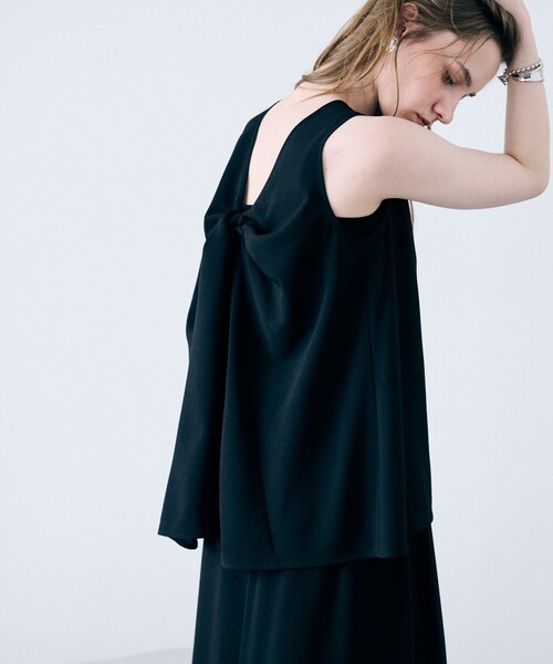 uncrave(アンクレイヴ)の「ドライタッチトロ ツイストトップス(シャツ/ブラウス・レディース・アイボリー系/ベージュ系/ブラック系・1/2)」の2枚目の写真