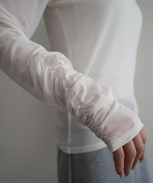Rashik（ラシク）の「【Rashik】袖シャーリングシアートップス（Tシャツ/カットソー・レディース・ホワイト/ブラック/チャコール・FREE）」の4枚目の写真