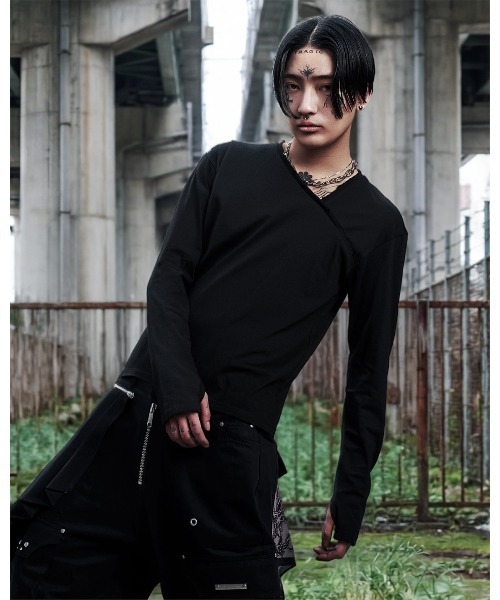 VI E DIT(ヴィエディット)の「Asym Neckline Top/アシメネックライントップ(Tシャツ/カットソー・メンズ・ブラック/アイボリー・2/1)」の2枚目の写真
