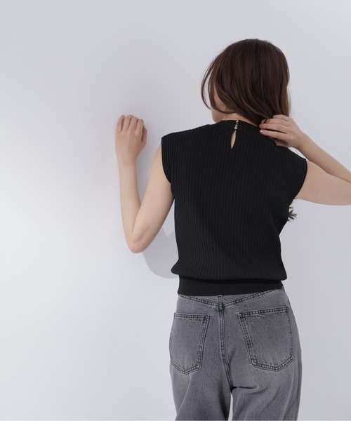 NATURAL BEAUTY BASIC(ナチュラルビューティーベーシック)の「プリーツリブハイネックニット(ニット/セーター・レディース・ブラック/ブルー/グレー/オフホワイト・フリ-)」の17枚目の写真
