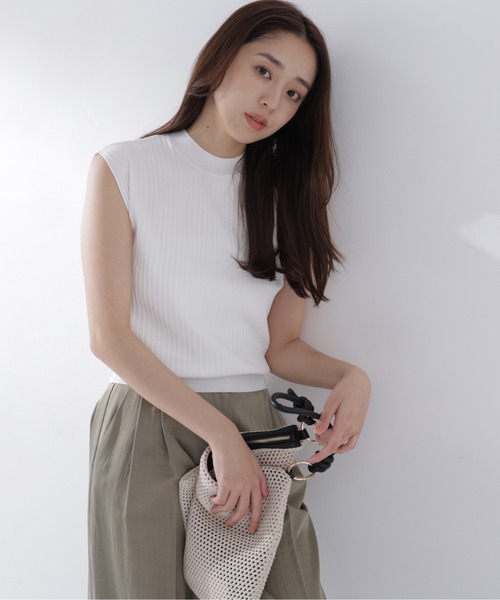 NATURAL BEAUTY BASIC(ナチュラルビューティーベーシック)の「プリーツリブハイネックニット(ニット/セーター・レディース・ブラック/ブルー/グレー/オフホワイト・フリ-)」の5枚目の写真