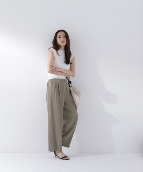 NATURAL BEAUTY BASIC(ナチュラルビューティーベーシック)の「プリーツリブハイネックニット(ニット/セーター・レディース・ブラック/ブルー/グレー/オフホワイト・フリ-)」の6枚目の写真