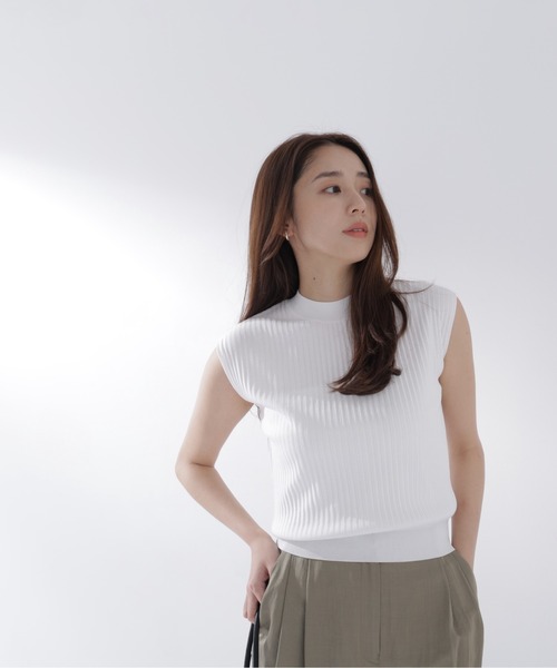 NATURAL BEAUTY BASIC(ナチュラルビューティーベーシック)の「プリーツリブハイネックニット(ニット/セーター・レディース・ブラック/ブルー/グレー/オフホワイト・フリ-)」の7枚目の写真