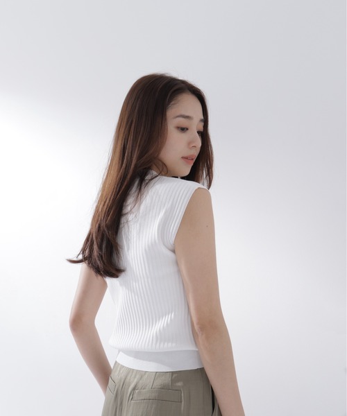 NATURAL BEAUTY BASIC(ナチュラルビューティーベーシック)の「プリーツリブハイネックニット(ニット/セーター・レディース・ブラック/ブルー/グレー/オフホワイト・フリ-)」の9枚目の写真