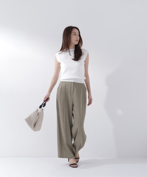NATURAL BEAUTY BASIC(ナチュラルビューティーベーシック)の「プリーツリブハイネックニット(ニット/セーター・レディース・ブラック/ブルー/グレー/オフホワイト・フリ-)」の11枚目の写真