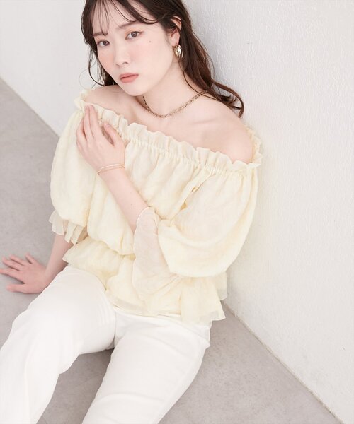 natural couture(ナチュラルクチュール)の「チューリップ柄オフショルペプラムブラウス(シャツ/ブラウス・レディース・イエロー/ピンク/ブルー/オフホワイト・FREE)」の1枚目の写真