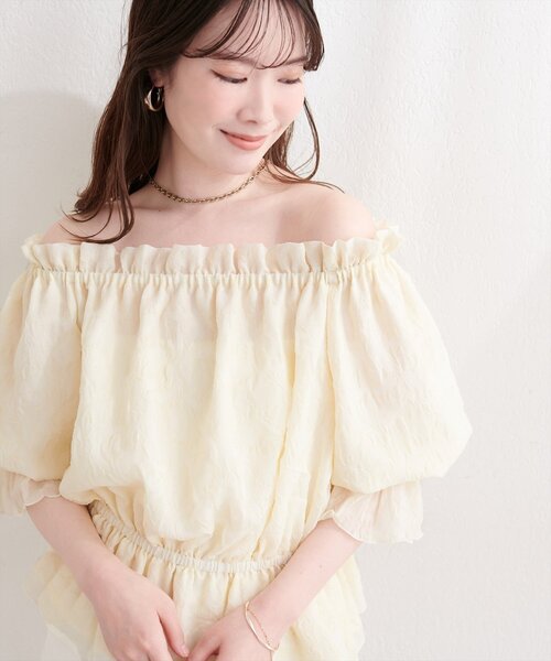 natural couture(ナチュラルクチュール)の「チューリップ柄オフショルペプラムブラウス(シャツ/ブラウス・レディース・イエロー/ピンク/ブルー/オフホワイト・FREE)」の14枚目の写真