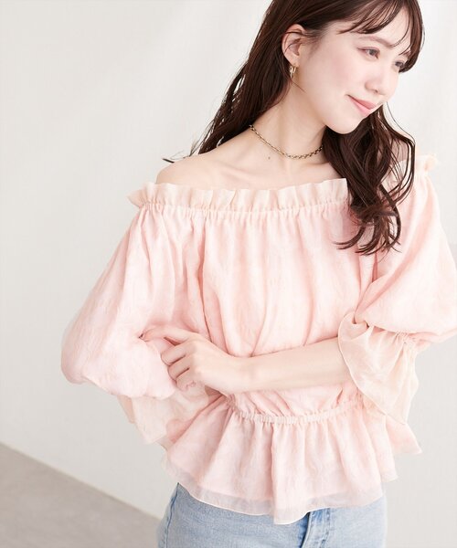 natural couture(ナチュラルクチュール)の「チューリップ柄オフショルペプラムブラウス(シャツ/ブラウス・レディース・イエロー/ピンク/ブルー/オフホワイト・FREE)」の6枚目の写真