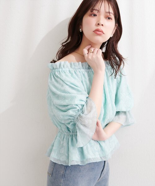 natural couture(ナチュラルクチュール)の「チューリップ柄オフショルペプラムブラウス(シャツ/ブラウス・レディース・イエロー/ピンク/ブルー/オフホワイト・FREE)」の5枚目の写真
