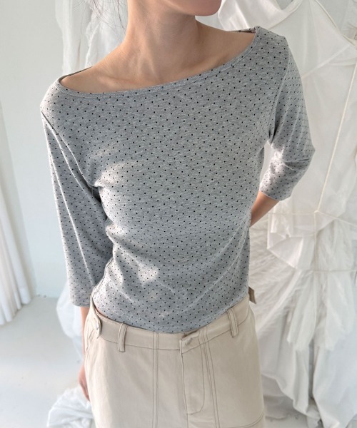 4INT.（フォイント）の「ドット ラウンドネック 7分袖 Tシャツ（Tシャツ/カットソー・レディース・グレー/ブラック/チャコール/ホワイト・FREE）」の2枚目の写真