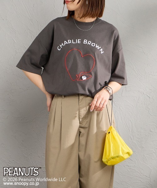 PEANUTS（ピーナッツ）の「[PEANUTS×JEANS FACTORY/ピーナッツ×ジーンズ ファクトリー] チャーリー・ブラウン / ハート刺繍プリントTシャツ（Tシャツ/カットソー・レディース・アッシュグレー/ホワイト/スミクロ・S/M/L）」の3枚目の写真