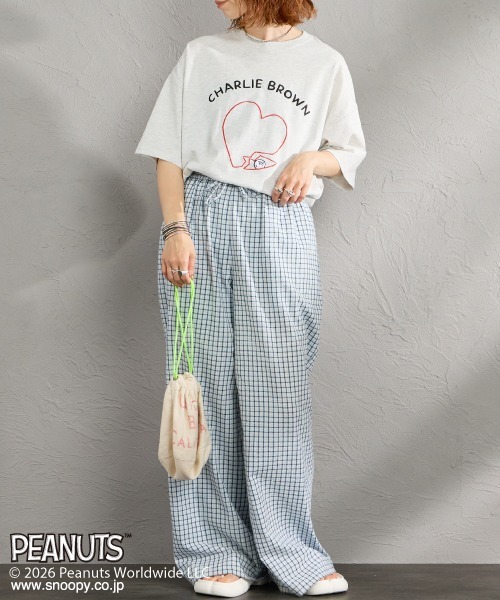 PEANUTS（ピーナッツ）の「[PEANUTS×JEANS FACTORY/ピーナッツ×ジーンズ ファクトリー] チャーリー・ブラウン / ハート刺繍プリントTシャツ（Tシャツ/カットソー・レディース・アッシュグレー/ホワイト/スミクロ・S/M/L）」の8枚目の写真