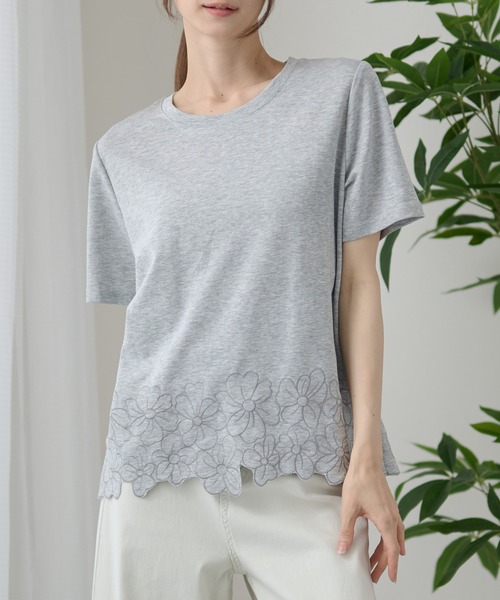 DAYRA(デイラ)の「裾フラワー刺繍 半袖 Tシャツ(Tシャツ/カットソー・レディース・グレー/ホワイト/ブラック・FREE)」の1枚目の写真