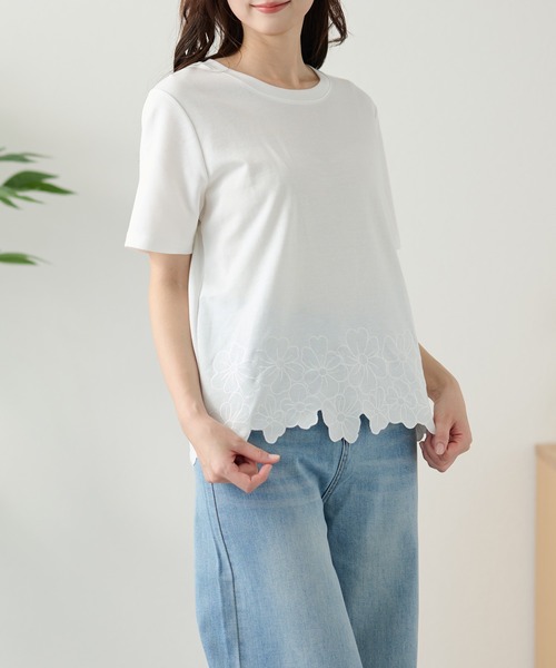 DAYRA(デイラ)の「裾フラワー刺繍 半袖 Tシャツ(Tシャツ/カットソー・レディース・グレー/ホワイト/ブラック・FREE)」の2枚目の写真