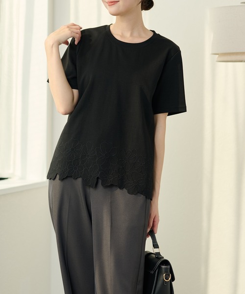 DAYRA(デイラ)の「裾フラワー刺繍 半袖 Tシャツ(Tシャツ/カットソー・レディース・グレー/ホワイト/ブラック・FREE)」の4枚目の写真