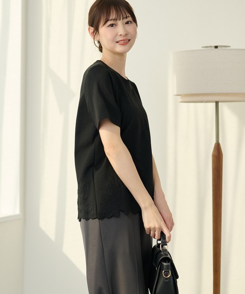 DAYRA(デイラ)の「裾フラワー刺繍 半袖 Tシャツ(Tシャツ/カットソー・レディース・グレー/ホワイト/ブラック・FREE)」の6枚目の写真