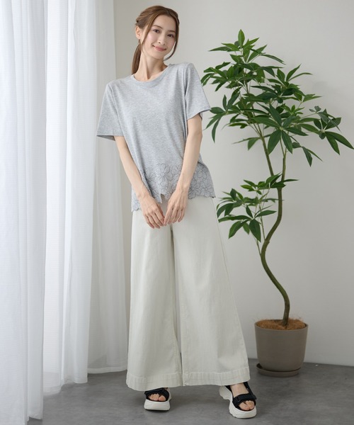 DAYRA(デイラ)の「裾フラワー刺繍 半袖 Tシャツ(Tシャツ/カットソー・レディース・グレー/ホワイト/ブラック・FREE)」の9枚目の写真