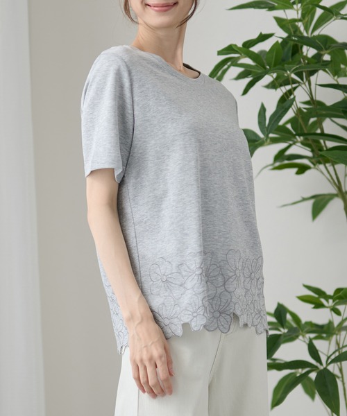 DAYRA(デイラ)の「裾フラワー刺繍 半袖 Tシャツ(Tシャツ/カットソー・レディース・グレー/ホワイト/ブラック・FREE)」の10枚目の写真