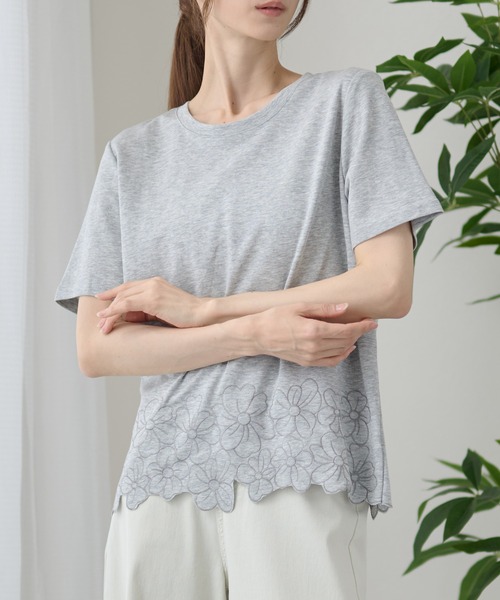 DAYRA(デイラ)の「裾フラワー刺繍 半袖 Tシャツ(Tシャツ/カットソー・レディース・グレー/ホワイト/ブラック・FREE)」の11枚目の写真