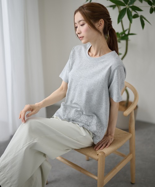 DAYRA(デイラ)の「裾フラワー刺繍 半袖 Tシャツ(Tシャツ/カットソー・レディース・グレー/ホワイト/ブラック・FREE)」の13枚目の写真