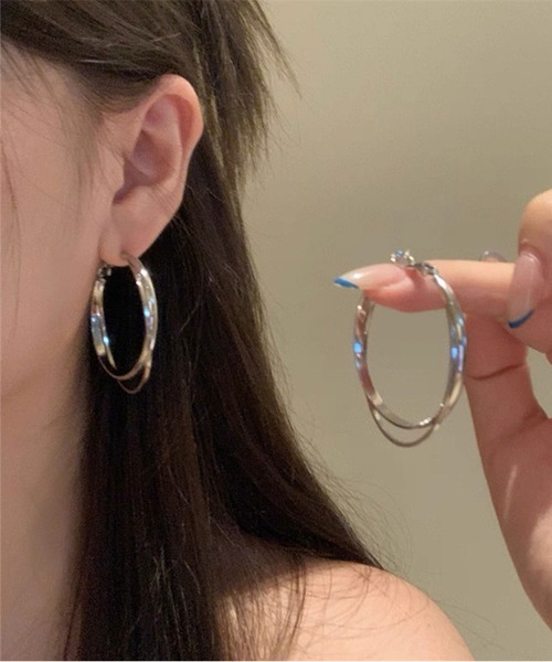 LA VORAGINE(ラ ヴォラジネ)の「金属アレルギー対応 ダブルフープピアス シルバー 大きめ ミニマル(ピアス(両耳用)・レディース・シルバー・FREE)」の1枚目の写真