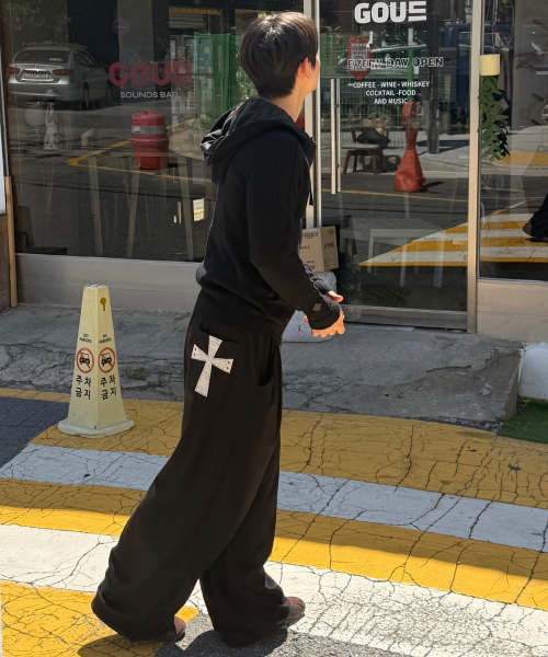 FUZZY SCAN（ファジスキャン）の「クロスパッチカーブバルーンパンツブラック（スウェットパンツ・レディース・ブラック・ONE SIZE/TWO）」の9枚目の写真