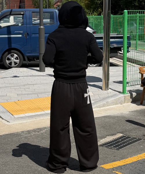 FUZZY SCAN（ファジスキャン）の「クロスパッチカーブバルーンパンツブラック（スウェットパンツ・レディース・ブラック・ONE SIZE/TWO）」の2枚目の写真