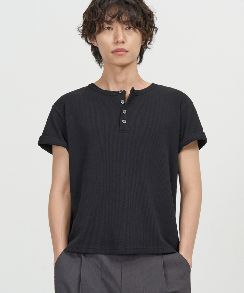 EXCONTAINER(エックスコンテナ)の「ヘンリーネックワッフルハーフスリーブ(ブラック)(Tシャツ/カットソー・メンズ・その他・MEDIUM/LARGE/X-LARGE)」の1枚目の写真