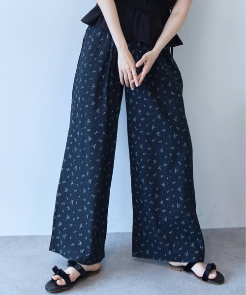 flaeu(フラユ)の「Flower Print Easy Pants(その他パンツ・レディース・アイボリー/ブラック・FREE)」の2枚目の写真