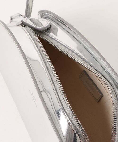 A.P.C.（アーペーセー）の「SAC DEMI-LUNE SHOULDER（ショルダーバッグ・レディース・シルバー・ONESIZE）」の6枚目の写真