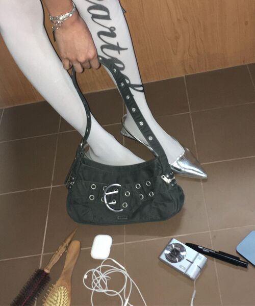 ORDINARY HOLIDAY（オーディナリー ホリデー）の「BELTED DETAIL BAG [CHARCOAL]（ショルダーバッグ・レディース・その他・FREE）」の6枚目の写真
