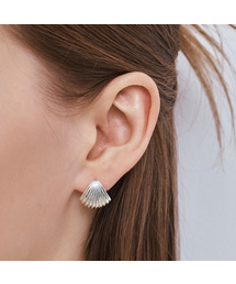 overlap shell stud earrings