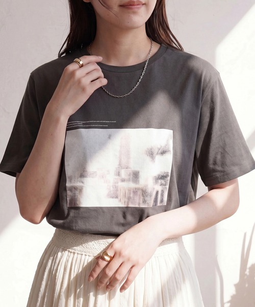 SELECT LEVERY(セレクトリベリー)の「フォトプリントTシャツ(Tシャツ/カットソー・レディース・チャコール/オフホワイト/ブラック・FREE)」の3枚目の写真