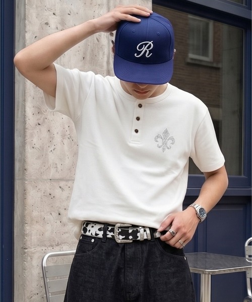 SPINNS(スピンズ)の「短丈ヘンリーネックTシャツ/クロス/ラインストーンワンポイントロゴ/テレコリブ素材(Tシャツ/カットソー・メンズ・ホワイト/ブラック/ピンク・ONESIZE)」の2枚目の写真