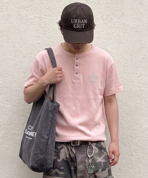 SPINNS(スピンズ)の「短丈ヘンリーネックTシャツ/クロス/ラインストーンワンポイントロゴ/テレコリブ素材(Tシャツ/カットソー・メンズ・ホワイト/ブラック/ピンク・ONESIZE)」の3枚目の写真