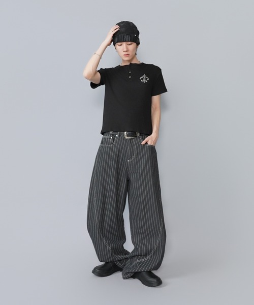 SPINNS(スピンズ)の「短丈ヘンリーネックTシャツ/クロス/ラインストーンワンポイントロゴ/テレコリブ素材(Tシャツ/カットソー・メンズ・ホワイト/ブラック/ピンク・ONESIZE)」の11枚目の写真