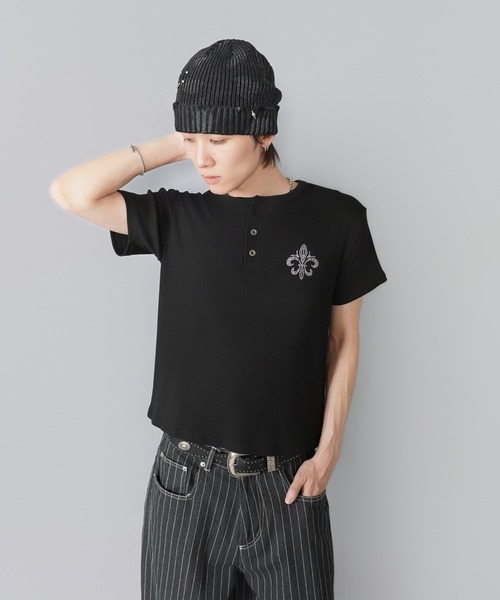 SPINNS(スピンズ)の「短丈ヘンリーネックTシャツ/クロス/ラインストーンワンポイントロゴ/テレコリブ素材(Tシャツ/カットソー・メンズ・ホワイト/ブラック/ピンク・ONESIZE)」の13枚目の写真
