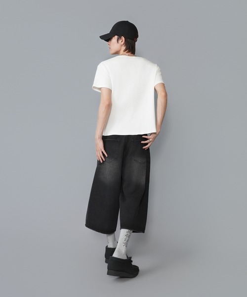 SPINNS(スピンズ)の「短丈ヘンリーネックTシャツ/クロス/ラインストーンワンポイントロゴ/テレコリブ素材(Tシャツ/カットソー・メンズ・ホワイト/ブラック/ピンク・ONESIZE)」の4枚目の写真