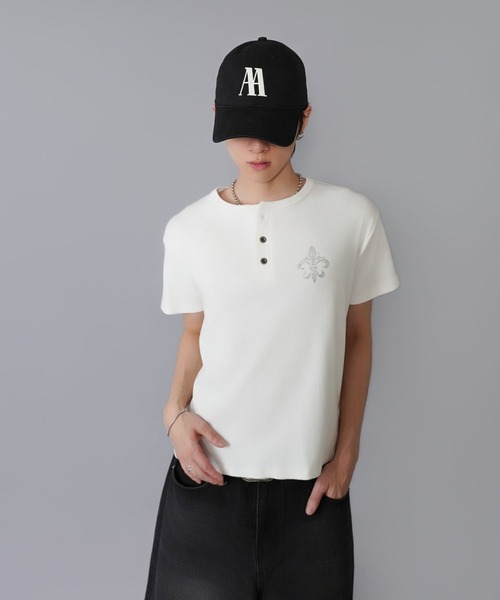 SPINNS(スピンズ)の「短丈ヘンリーネックTシャツ/クロス/ラインストーンワンポイントロゴ/テレコリブ素材(Tシャツ/カットソー・メンズ・ホワイト/ブラック/ピンク・ONESIZE)」の5枚目の写真